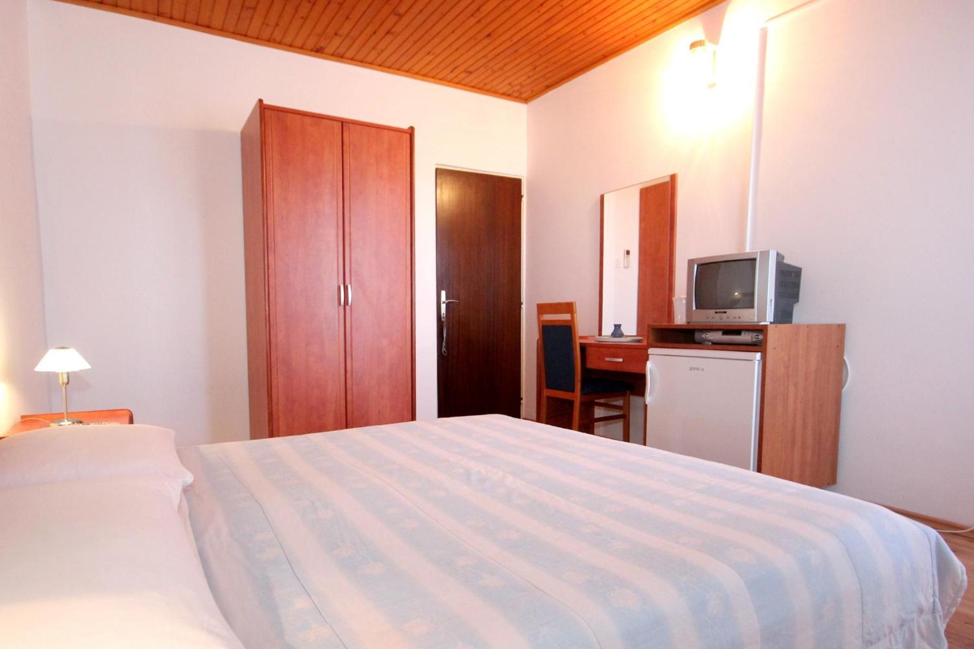 Apartments And Rooms By The Sea Mandre, Pag - 3557 Kolan Zimmer foto